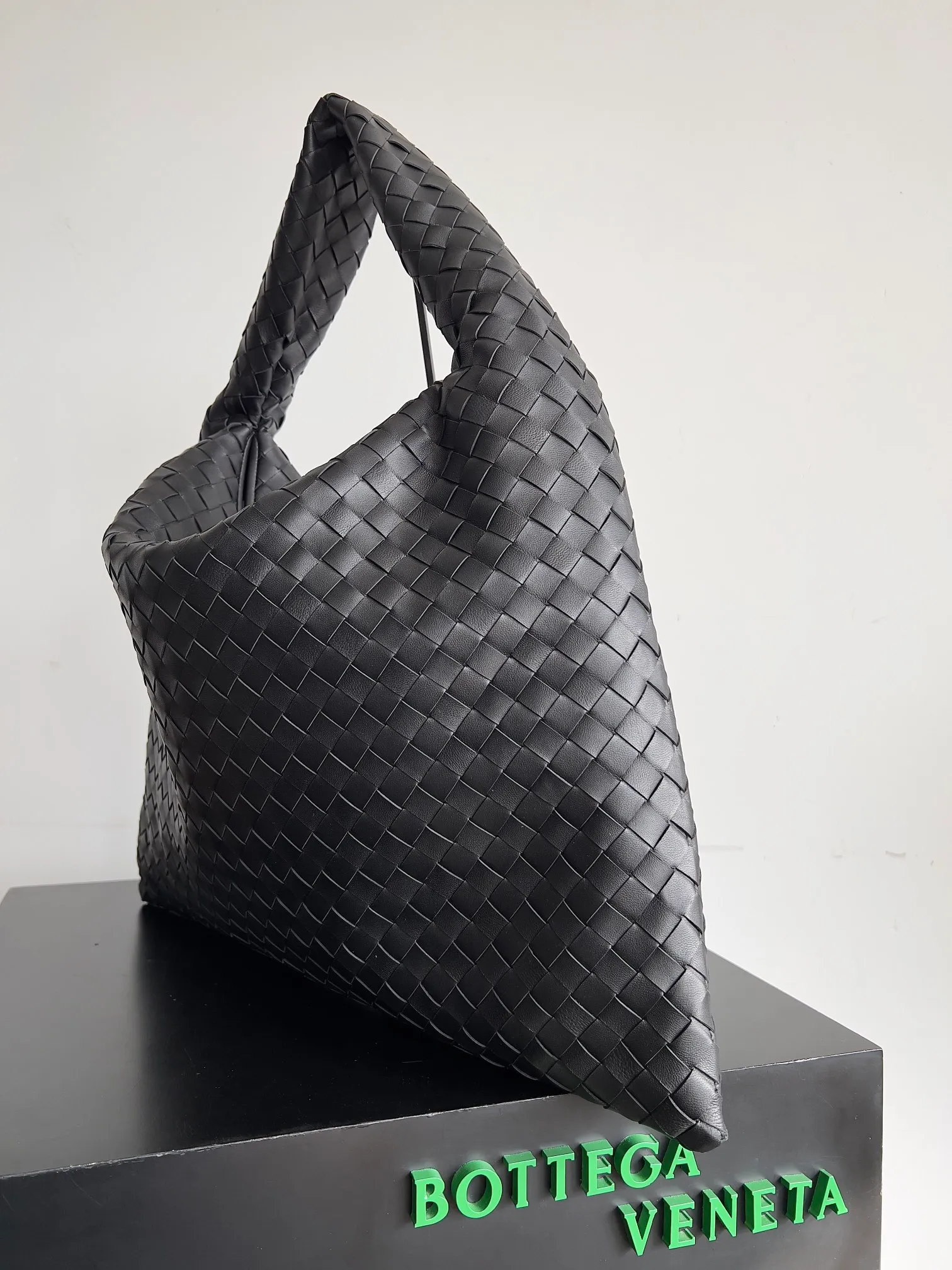 Batch 2160 Recently, I seem to be obsessed with this bag from BV~ The new Hop is really not too beautiful. The whole bag has no seams. The bag body and handles are made of one piece of leather. It embodies the style and essence of Bottega Veneta. It truly represents craftsmanship and creativity. The large size has a very loose and lazy upper body. Big bag lovers will definitely not regret buying it. Style number: 763970 Size: 53*24*13